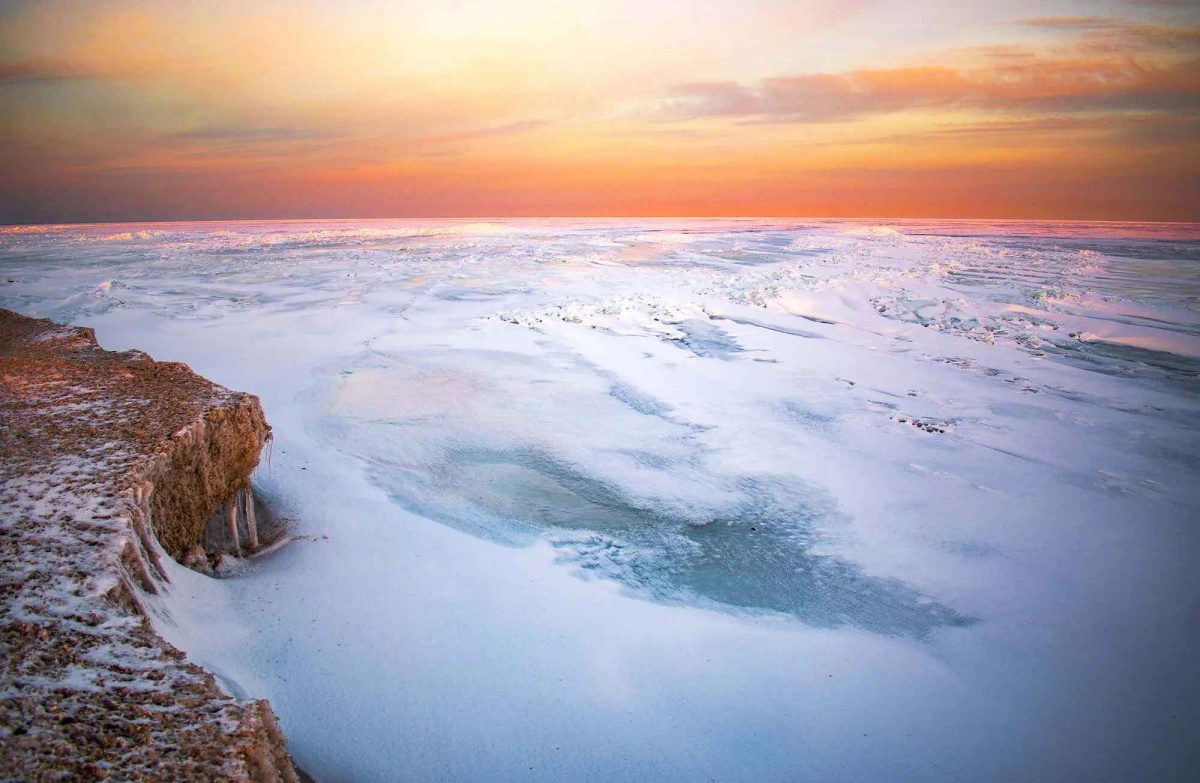 Азовское море неожиданно покрылось "арктическим" льдом