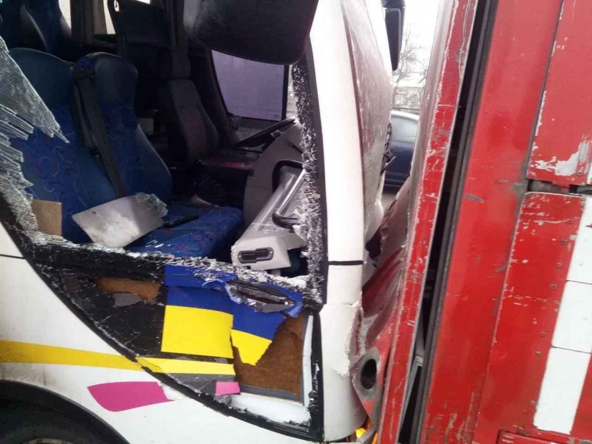 В Киеве автобус въехал в грузовик, есть пострадавшие