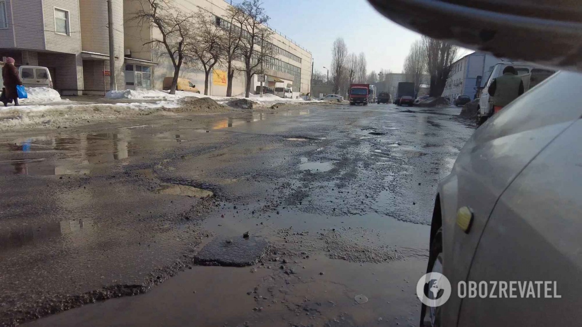 В Киеве после таяния снега дорога покрылась огромными ямами