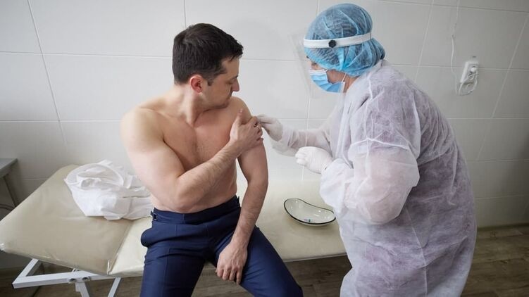 Зеленский получил прививку от коронавируса на Донбассе