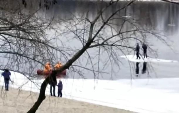 В Киеве двое мужчин плавали на льдине возле моста Патона