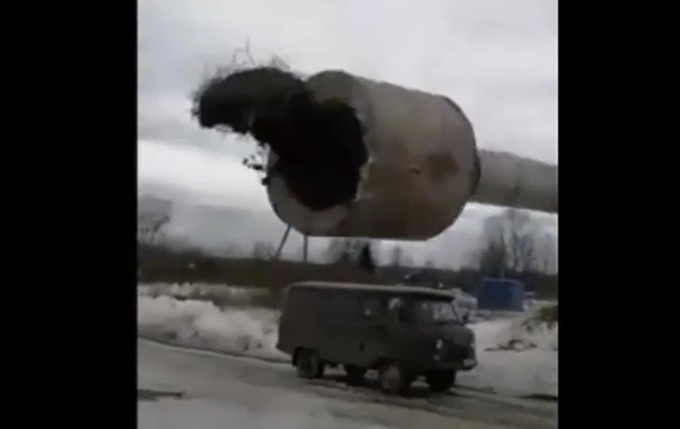 В России водонапорная башня неожиданно рухнула на автомобиль ремонтников