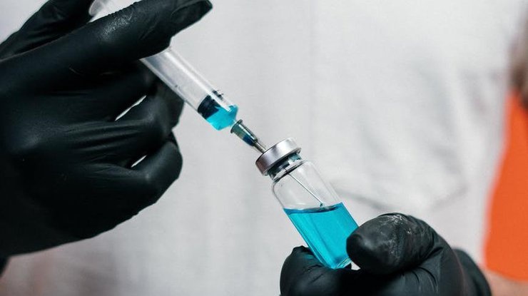 Кому нельзя вакцинироваться от COVID: медик назвал противопоказания
