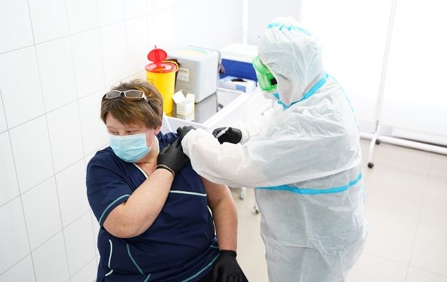 В Украине за день от коронавируса привили почти 3 тысячи человек