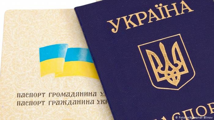 Украина разрешит двойное гражданство, но не с Россией - Кулеба