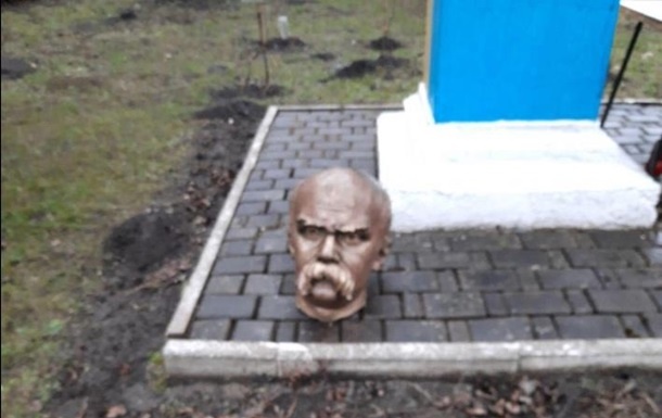 На Прикарпатье вандалы надругались над памятником Тарасу Шевченко