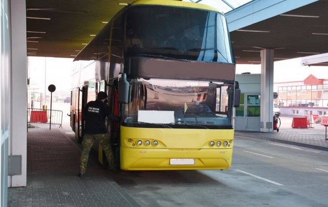 Польша на границе развернула автобус с украинцами из-за пассажира с COVID-19