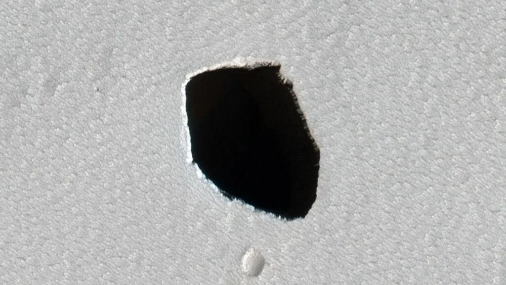 Mars Reconnaissance Orbiter снял на камеру вход в загадочную пещеру