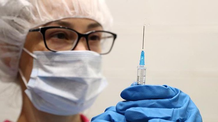 Чешский миллиардер сделал прививку от COVID нечестным путем
