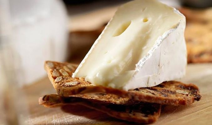 Съедобна ли корочка французского сыра с плесенью?
