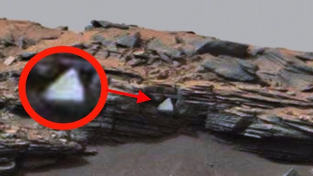 Скотт Уоринг увидел на Марсе треугольный белый объект