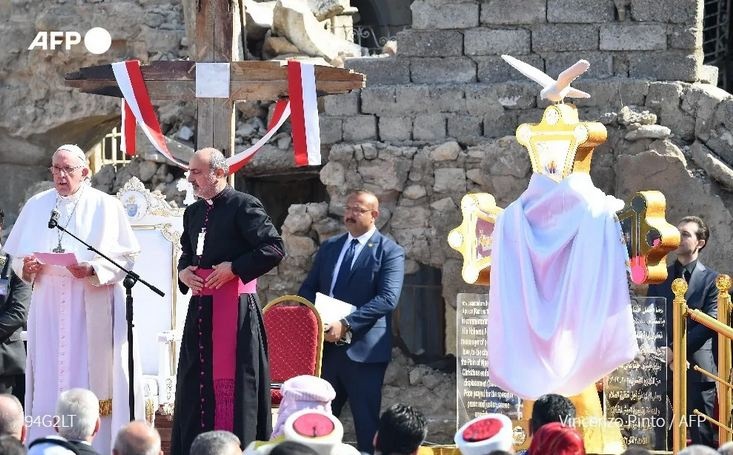 "Неправильно ненавидеть и убивать во имя Бога": Папа Римский посетил бывшую "столицу" ИГИЛ в Ираке