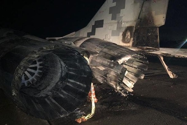 Столкновение автомобиля с самолетом под Киевом: фото аварии
