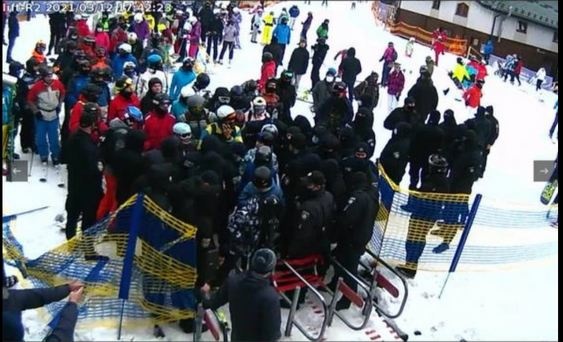 Полиция блокирует подъемнили Буковеля: разгневанные лыжники ломают ограждения