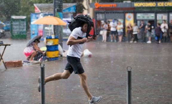 Аномальная погода с бурями и градом: синоптики спрогнозировали лето