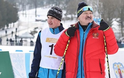 Соперник Лукашенко в лыжной гонке трижды падал на финише, чтобы помочь победить президенту