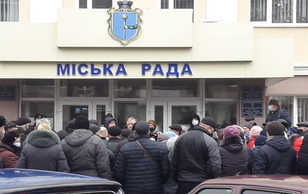 В Лубнах протестующие устроили акцию возле мэрии, пригрозив штурмом здания