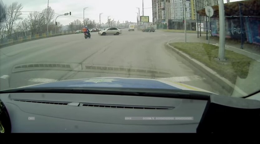 Видео ухода от полицейской погони курьера Raketa стало хитом в сети
