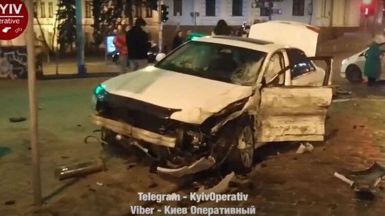Лобовое ДТП в Киеве: машины сильно побились