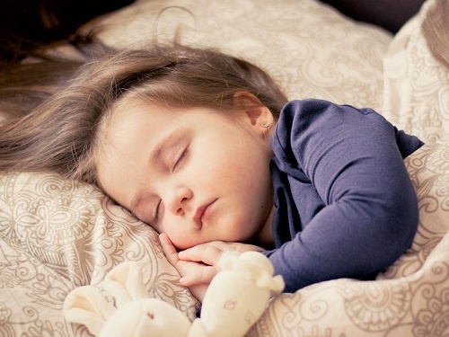 Как уложить ребенка, который не хочет спать: заговоры-шепотки