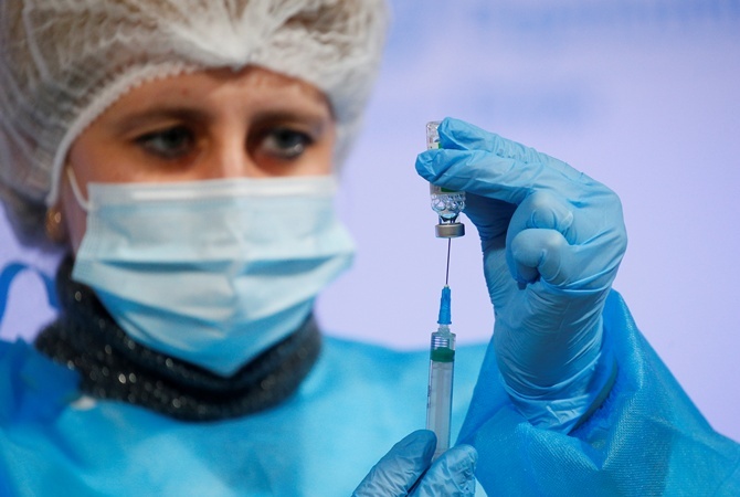 Сколько украинцев не желают вакцинироваться от COVID - опрос