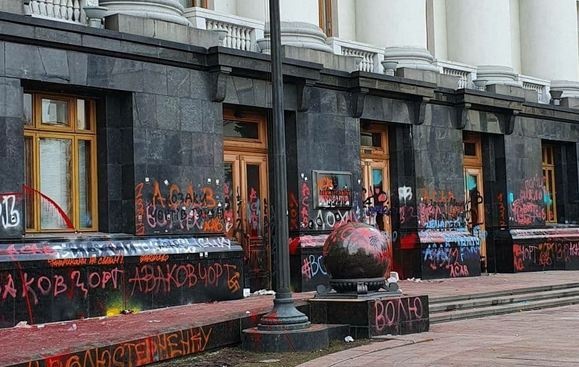 У Авакова намекнули на "руку Порошенко" в организации погрома Офиса президента