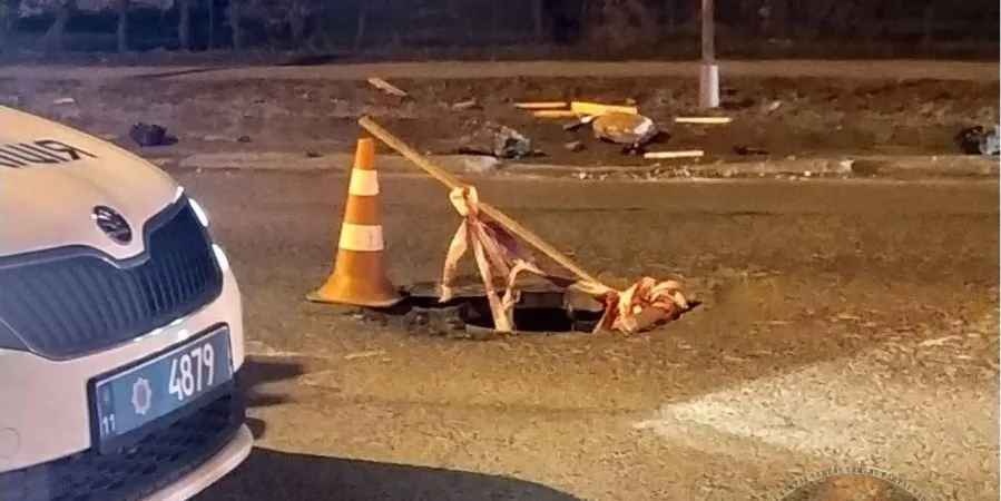 Во Львове крышка канализационного люка вылетела из-под колес авто и убила ребенка