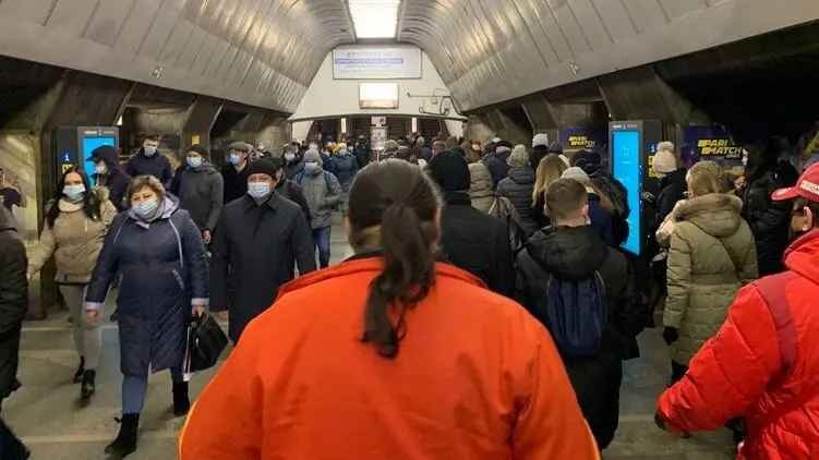 Локдаун в Киеве: маршрутки и метро переполнены пассажирами