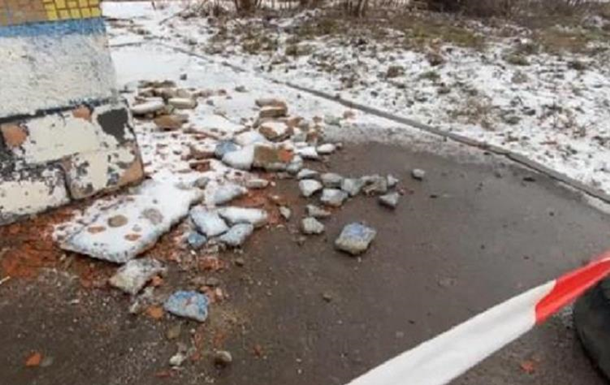В Ровно на остановке транспорта на голову мужчине упал кусок бетона