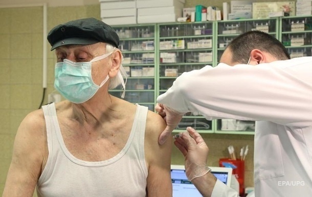 В Киеве от коронавируса начали вакцинировать людей в возрасте от 80 лет