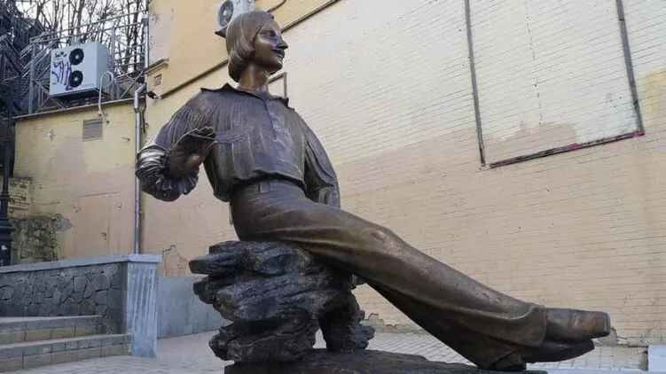 На Андреевском спуске в Киеве установили памятник Гоголю