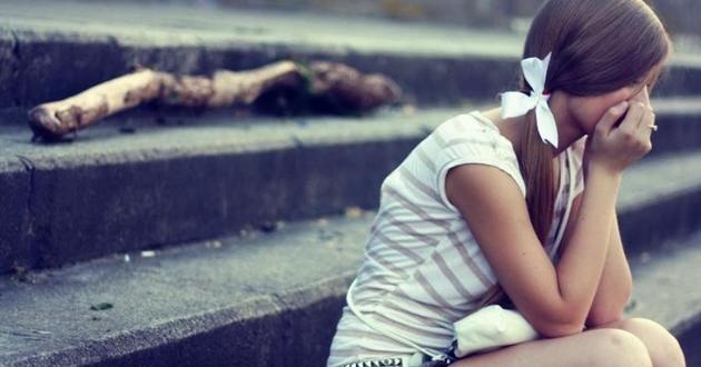 Как распознать у ребенка склонность к суициду: в Минздраве дали совет родителям