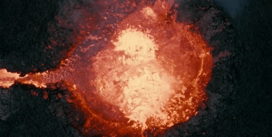 Дрон снял извержение вулкана, после чего упал в его жерло