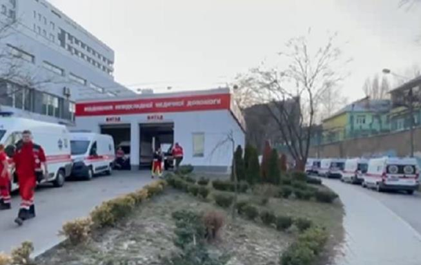 К киевской больнице выстроилась очередь из "скорых"