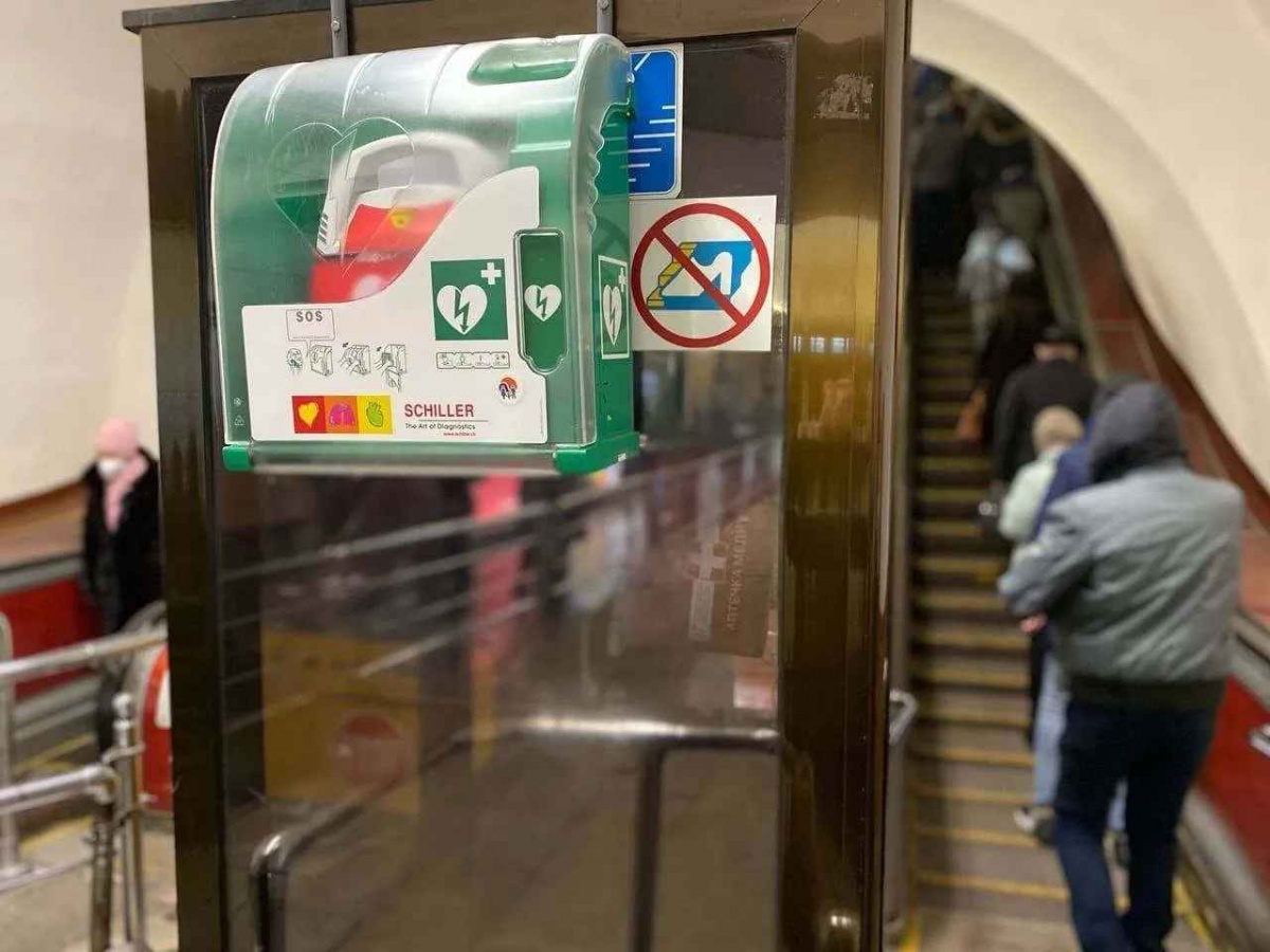 В метро Киева появились дефибрилляторы