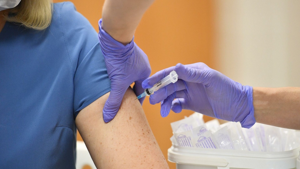 Прививка от коронавируса: за сутки почти 6 тыс. украинцев сделали укол