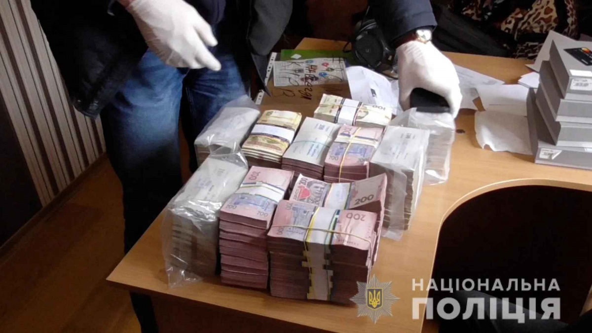Группа аферистов обманула тысячи украинцев на 150 млн