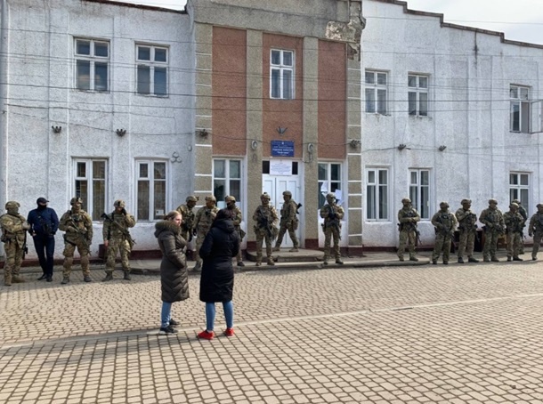 В Ивано-Франковской области спецназ окружил помещение окружкома