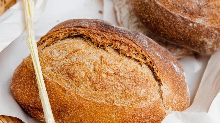 Медики рассказали, почему нежелательно есть свежий хлеб