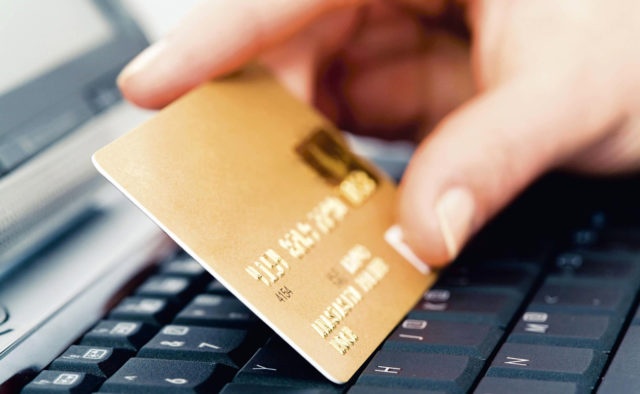 ПриватБанк вводит "налог" на обслуживание платежных карт