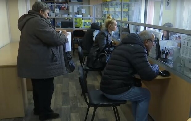 С 1 сентября банки будут контролировать пенсии украинцев