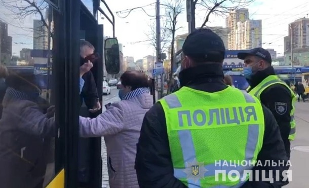 Киевская полиция с громкоговорителями требует соблюдать карантин