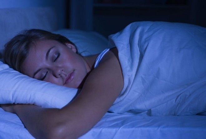 Как влияет на сны поза, если человек спит на животе