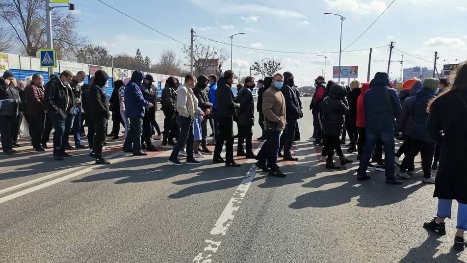 Митингующие в знак протеста против локдауна перекрыли трассу Киев-Харьков