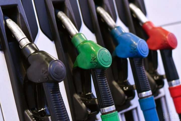 Сети АЗС снизили цены на бензин и ДТ