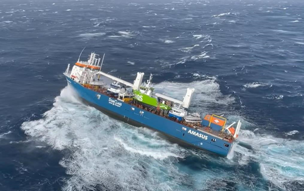 В Северном море терпит бедствие танкер: видео спасения экипажа