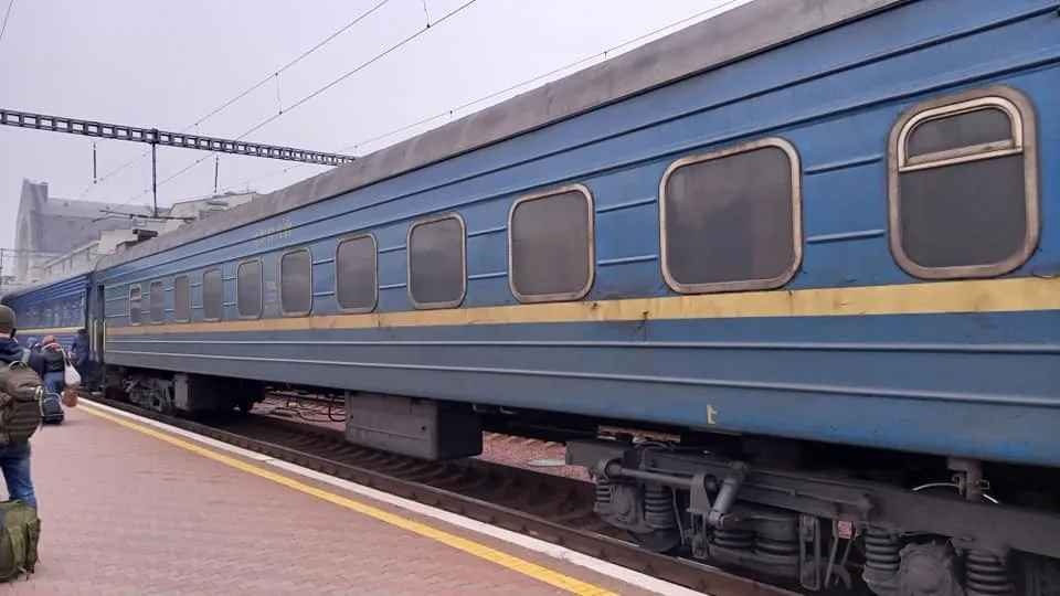 Пассажир поезда "Укрзалізниці" сам помыл окно вагона