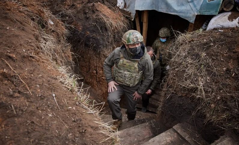 Зеленский побывал на Донбассе: под обстрелом погиб боец ВСУ