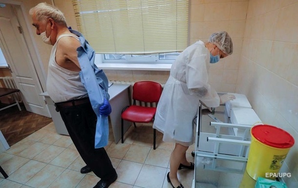В Украине уже 5 человек получили по две дозы COVID-вакцины
