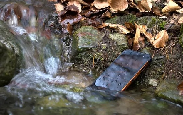 Что предпринять, если смартфон упал в воду: детальная инструкция